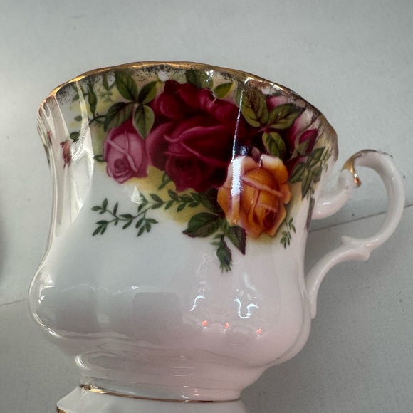 Floral Tea Cup and Saucer Set OLD COUNTRY ROSES by Royal Albert
Cup And Saucer - Picture 7 of 10